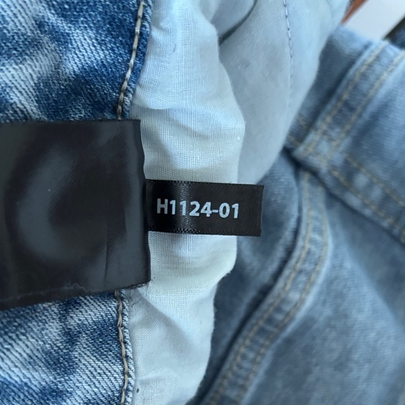 Hudson Los Angeles Mid-Rise Premium Denim Shorts with Cuffed Hem NWT. 14 - Picture 8 of 10